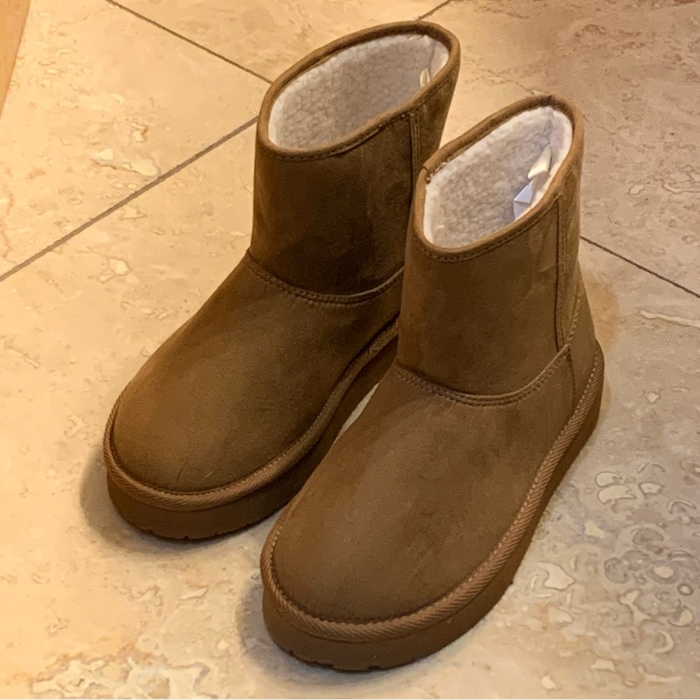 Gap Cozy Boots Booties NWOT
Brown Suede Shearling
Girls Size 3
Smoke Free Home
B